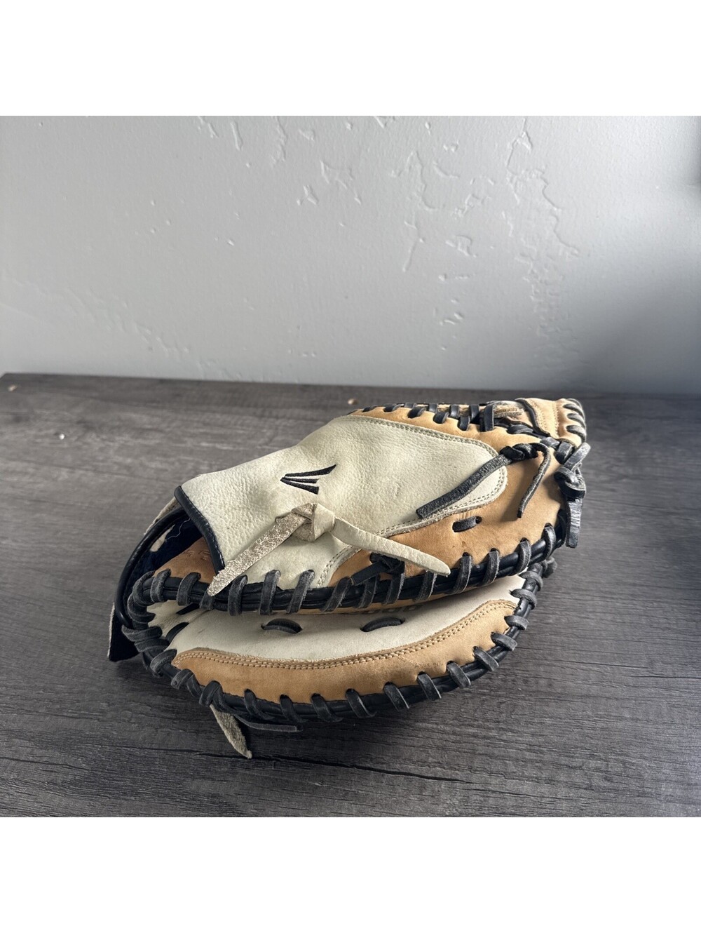 Easton SYFP2000 Fastpitch Softball Catcher Glove Mitt Synergy RHT
